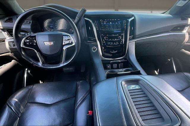 Used 2018 Cadillac Escalade Platinum AWD/4WD image 16