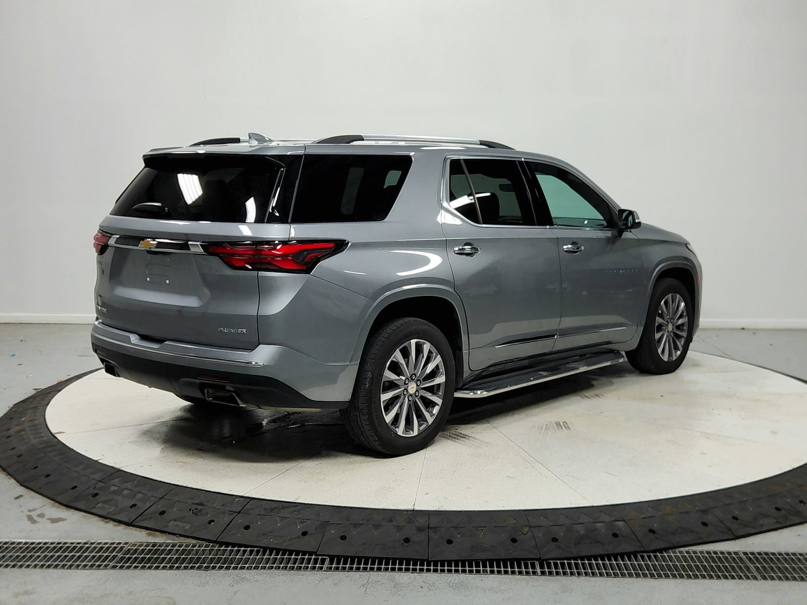 Used 2023 Chevrolet Traverse Premier FWD image 8
