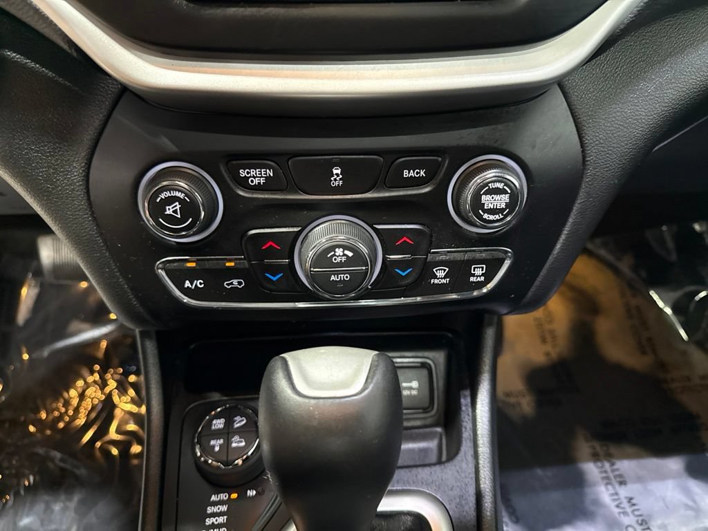 Used 2014 Jeep Cherokee Trailhawk w/ Technology Group AWD/4WD image 22