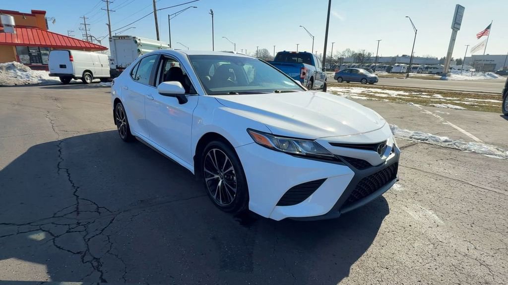 Used 2020 Toyota Camry SE image 2