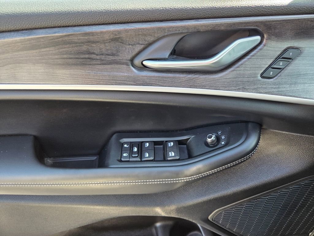 Certified 2025 Jeep Grand Cherokee L Limited w/ Black Appearance Package image 24