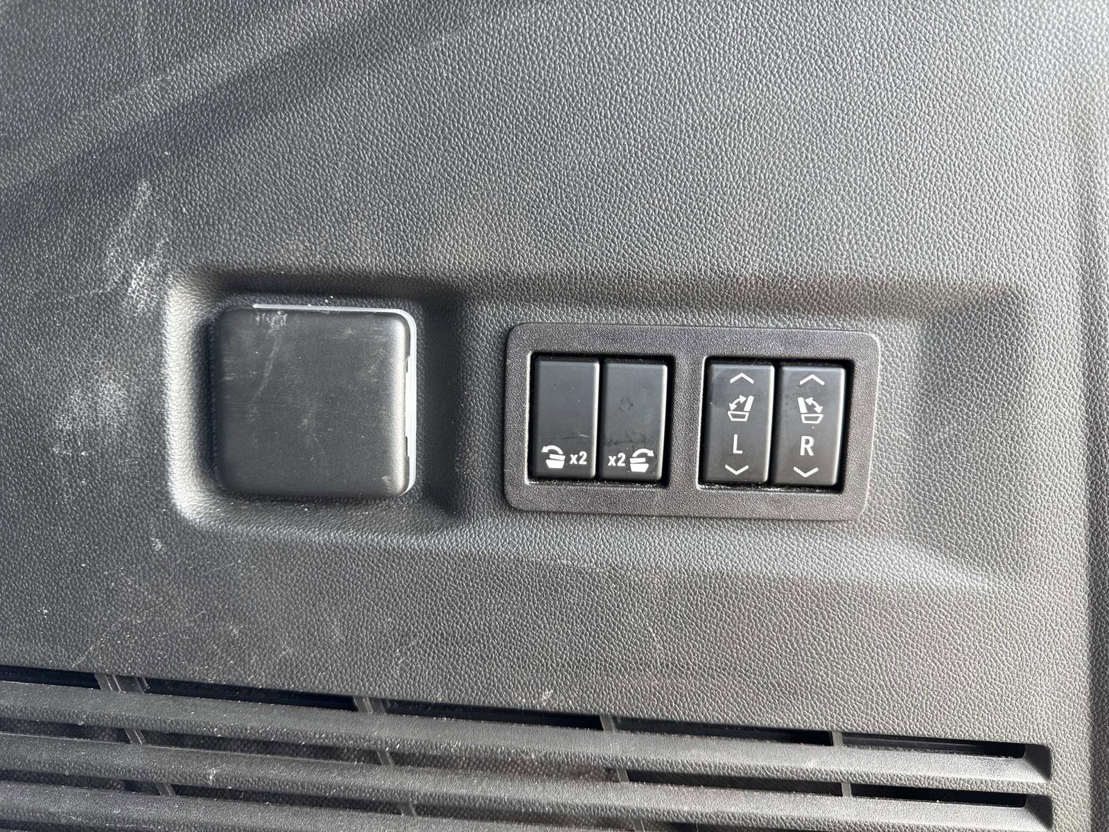 Used 2023 Chevrolet Tahoe Premier AWD/4WD image 33