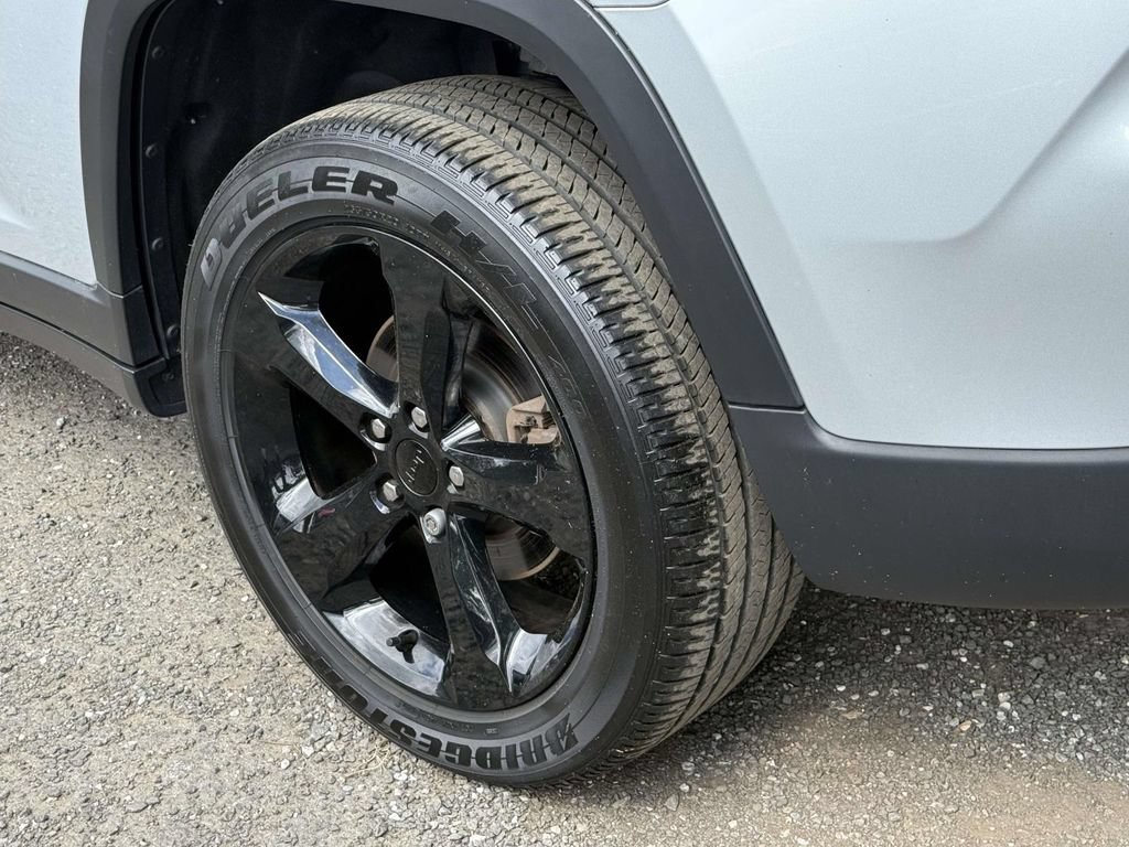 Used 2023 Jeep Grand Cherokee Altitude AWD/4WD image 12