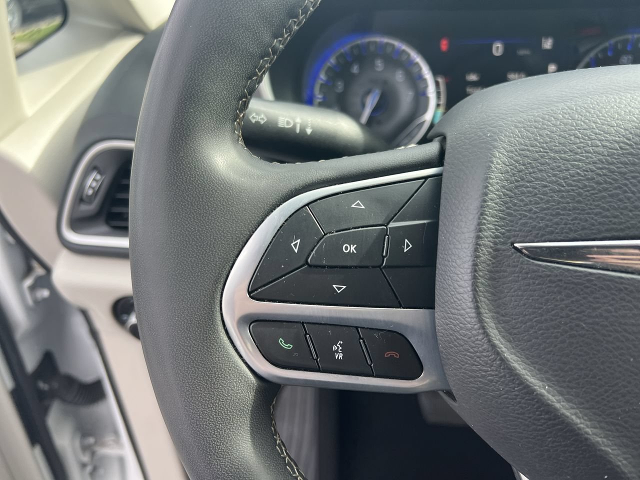 Used 2023 Chrysler Pacifica Touring-L FWD image 19