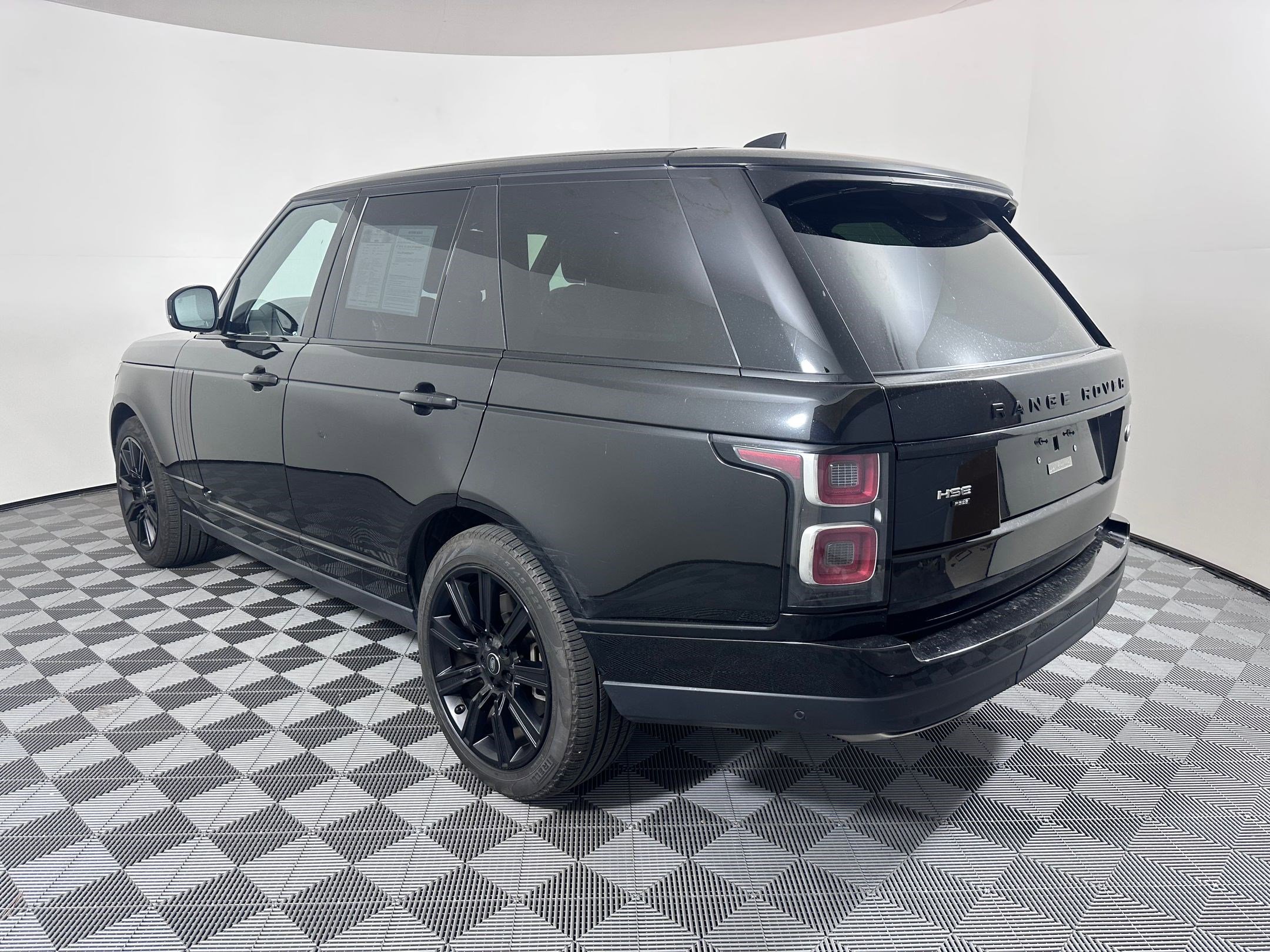 Used 2020 Land Rover Range Rover HSE image 3