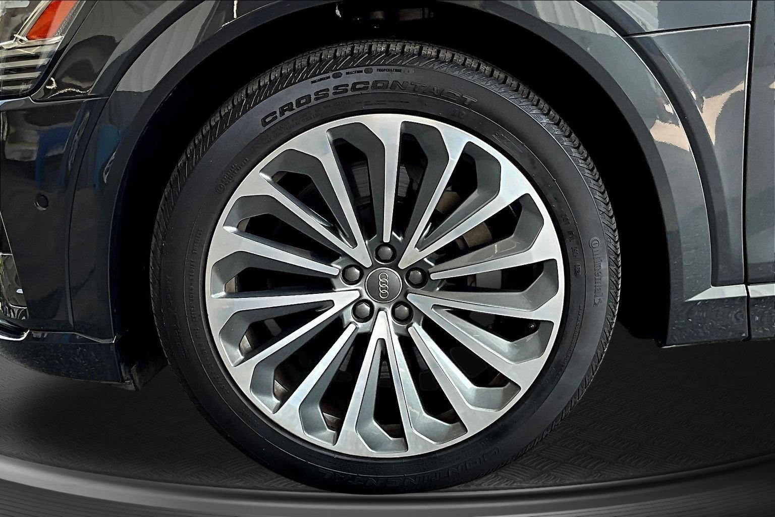 Used 2019 Audi e-tron Prestige w/ Prestige Package AWD/4WD image 30
