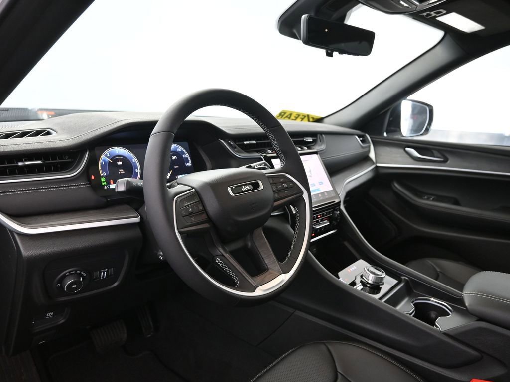 Used 2025 Jeep Grand Cherokee Limited w/ Luxury Tech Group II image 23