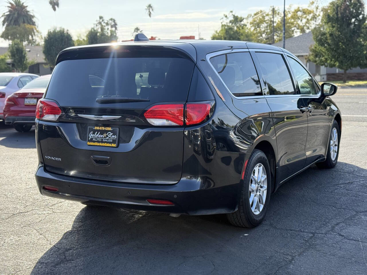 Used 2022 Chrysler Voyager LX image 5