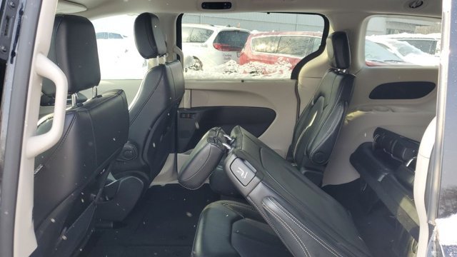 Used 2024 Chrysler Pacifica Touring-L FWD image 22