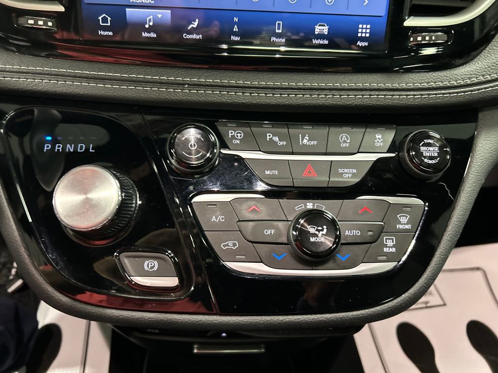 Used 2025 Chrysler Pacifica Select w/ Uconnect Theater Family Group image 19