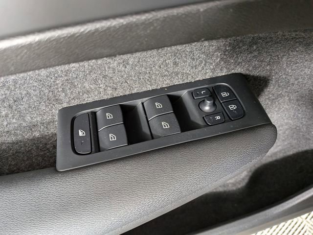Used 2025 Volvo XC40 B5 Plus image 15