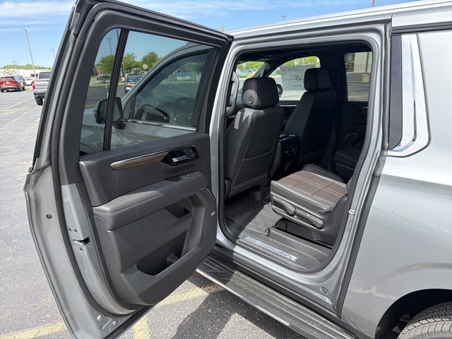 New 2026 Chevrolet Suburban High Country w/ Sun And Tow Package AWD/4WD image 25