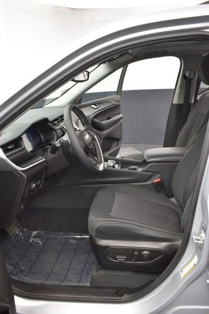 Used 2024 Jeep Grand Cherokee Laredo X w/ Trailer Tow Package image 7