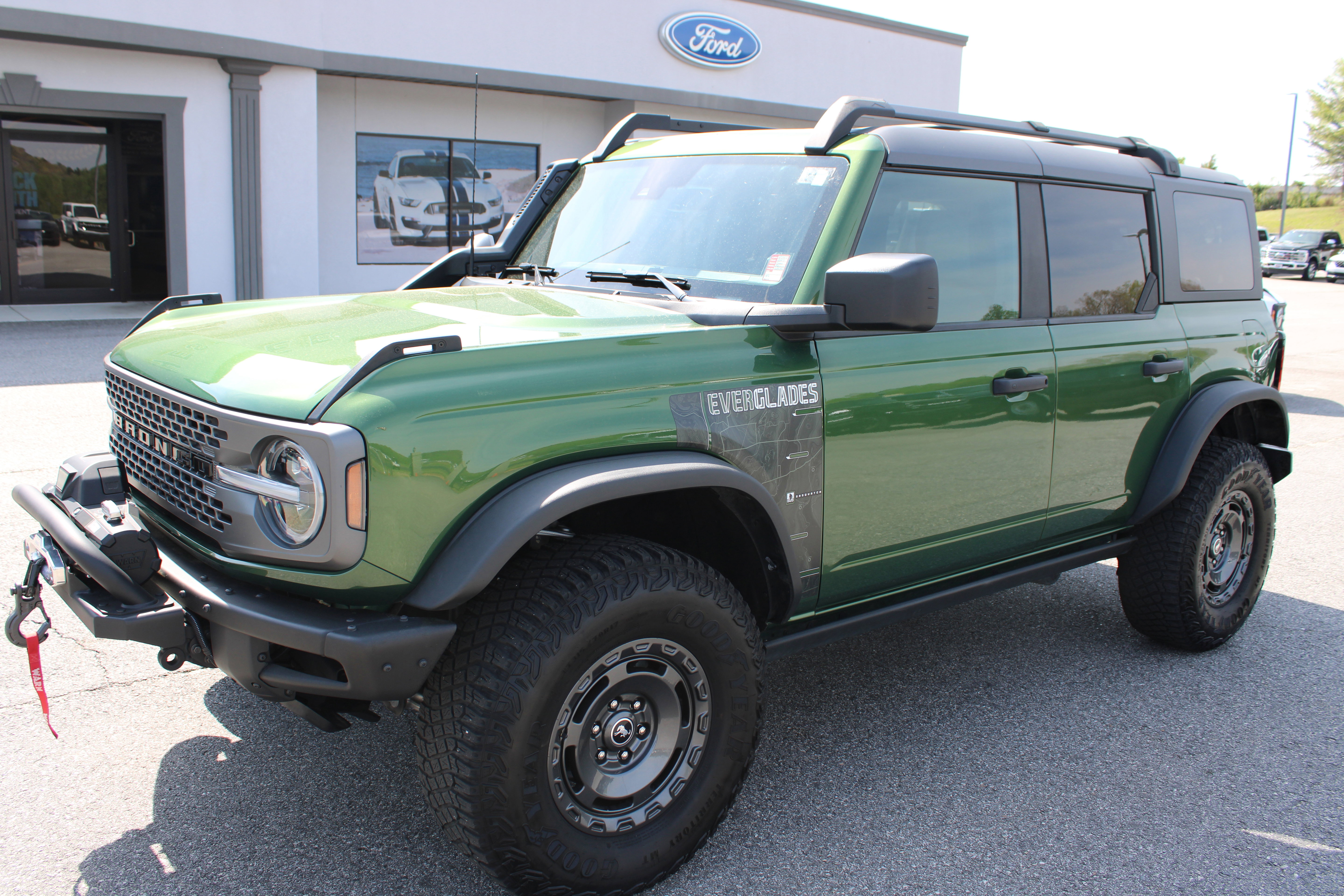 Used 2023 Ford Bronco Everglades image 2