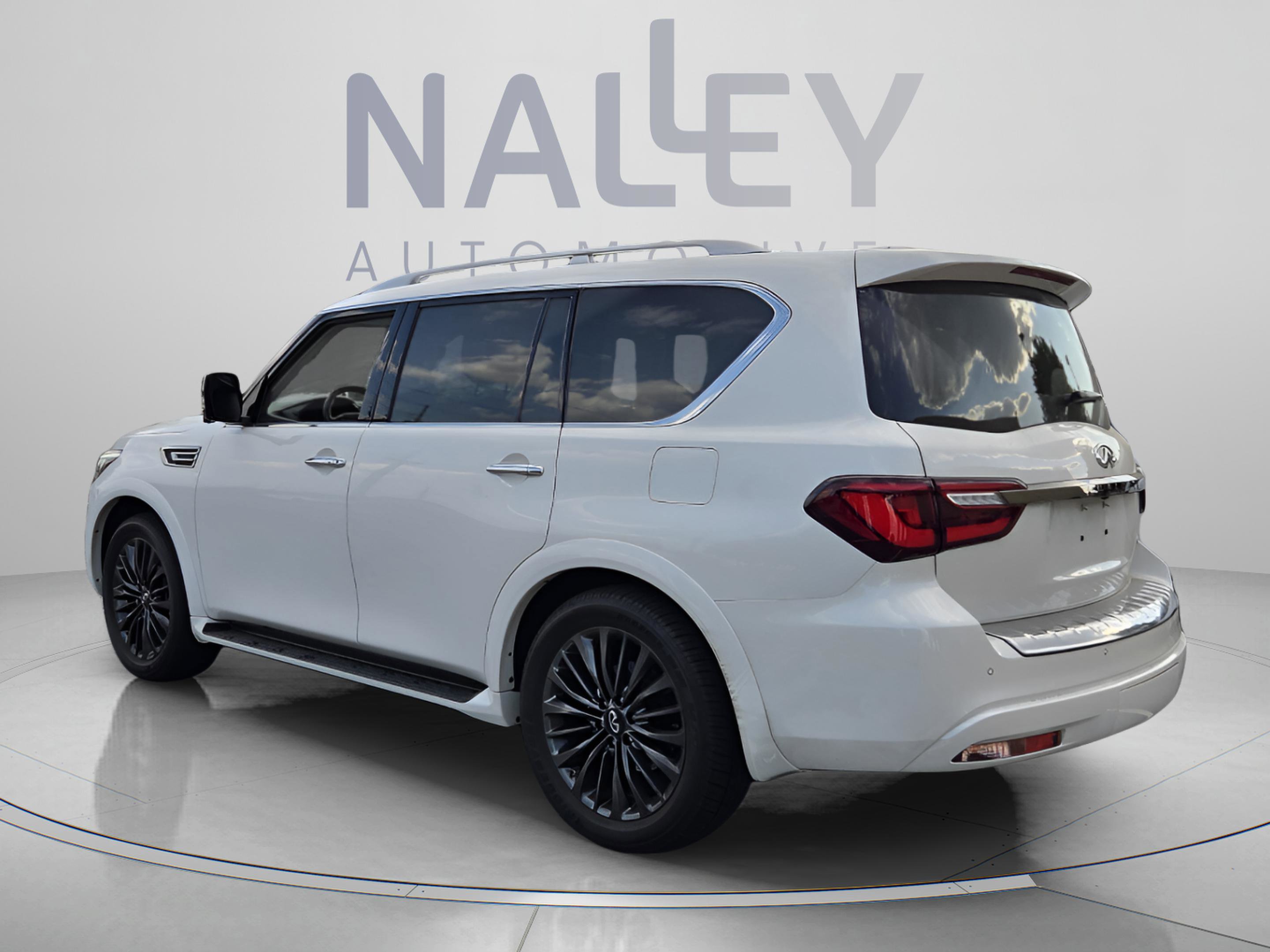 Used 2023 INFINITI QX80 Premium Select w/ All-Season Package RWD image 3