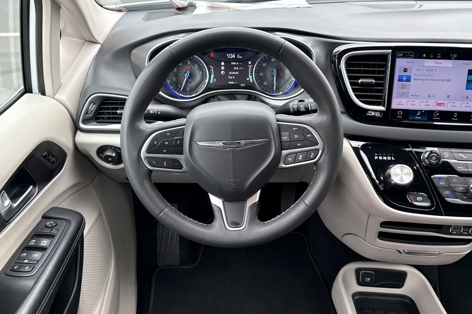 Used 2024 Chrysler Pacifica Touring-L FWD image 21