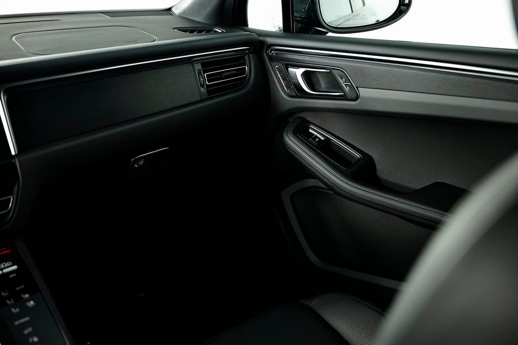New 2026 Porsche Macan GTS AWD/4WD image 32