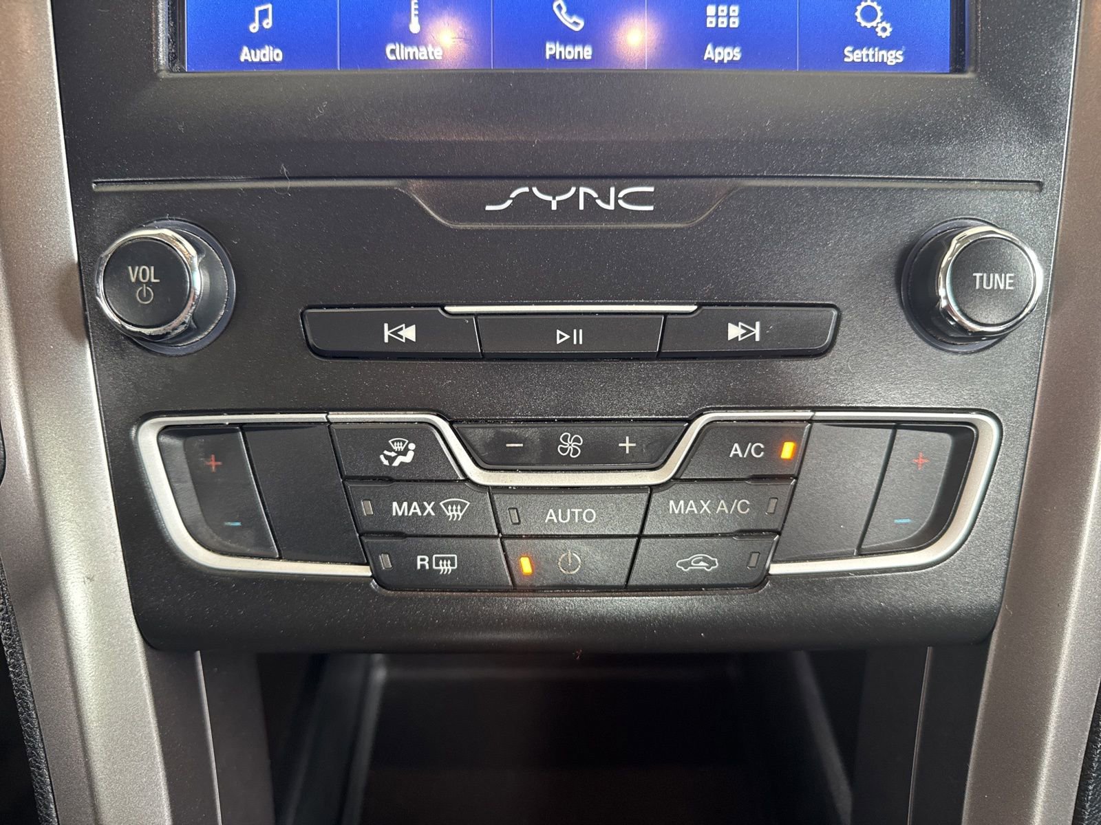 Used 2020 Ford Fusion SE image 26