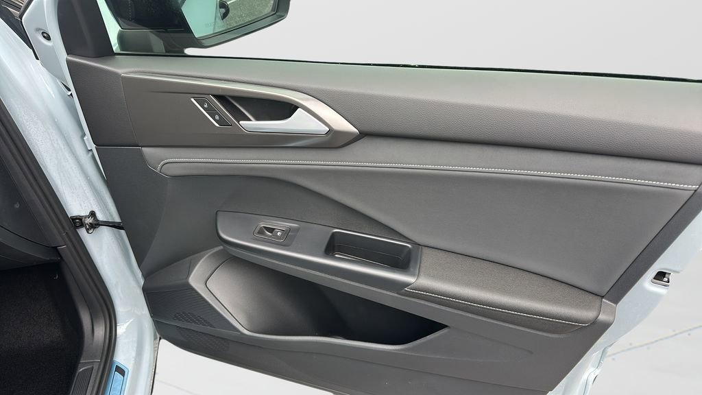 New 2026 Volkswagen Taos SE image 15