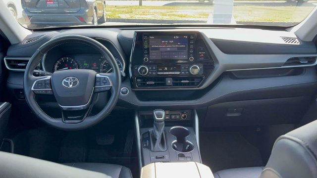 Used 2020 Toyota Highlander XLE AWD/4WD image 27