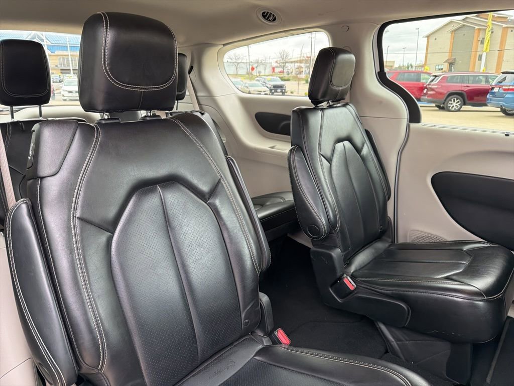 Used 2023 Chrysler Pacifica Touring-L image 14