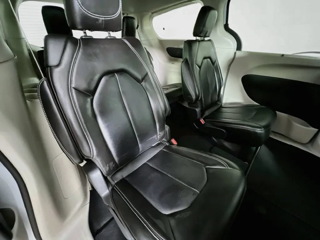 Used 2024 Chrysler Pacifica Touring-L FWD image 28