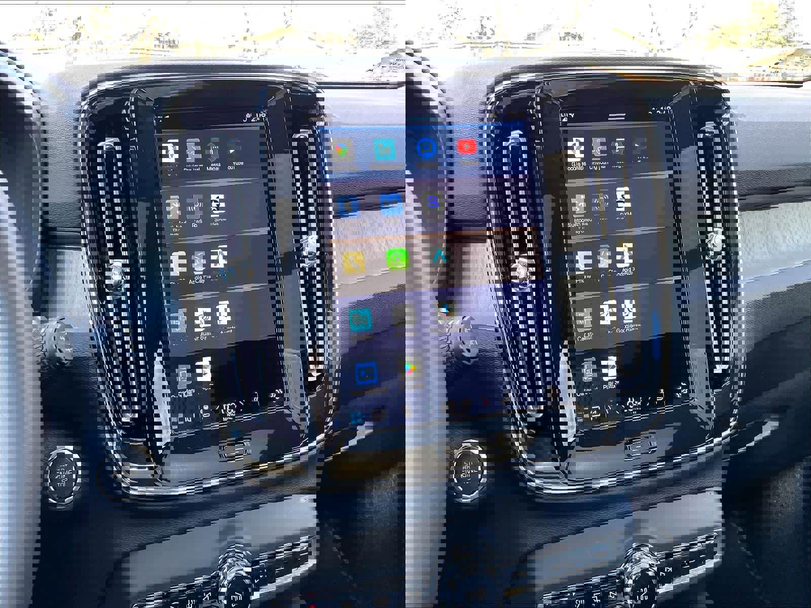 Used 2025 Volvo XC40 B5 Plus image 38