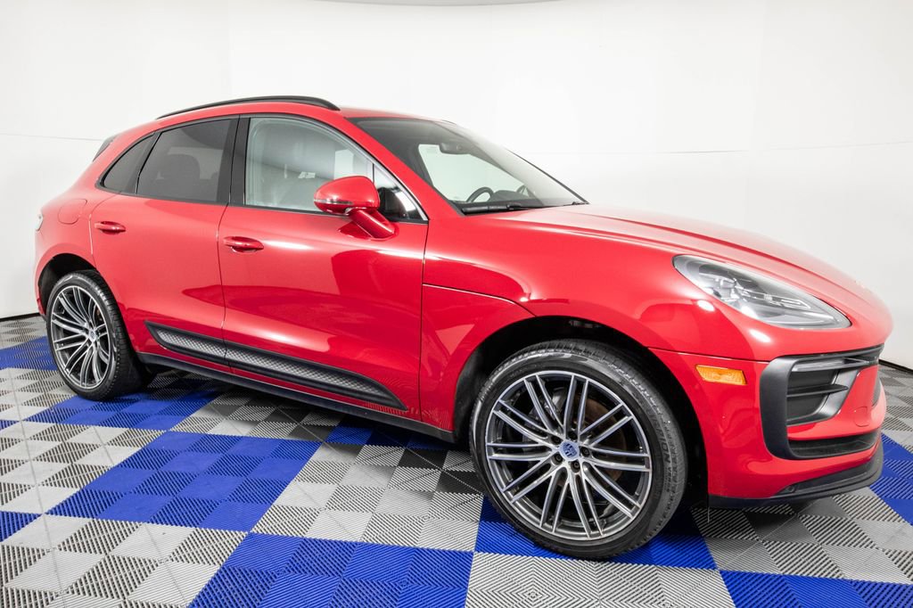 Used 2024 Porsche Macan Premium Package Plus w/ Premium Plus Package image 3