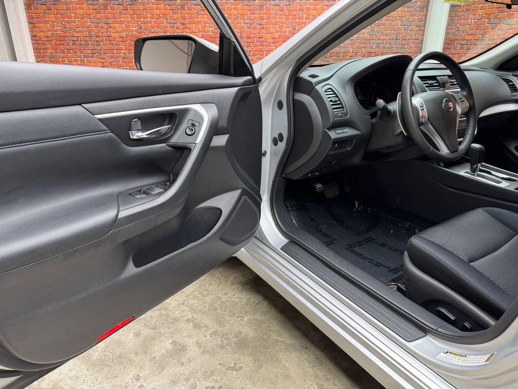Used 2016 Nissan Altima 2.5 SR FWD image 9