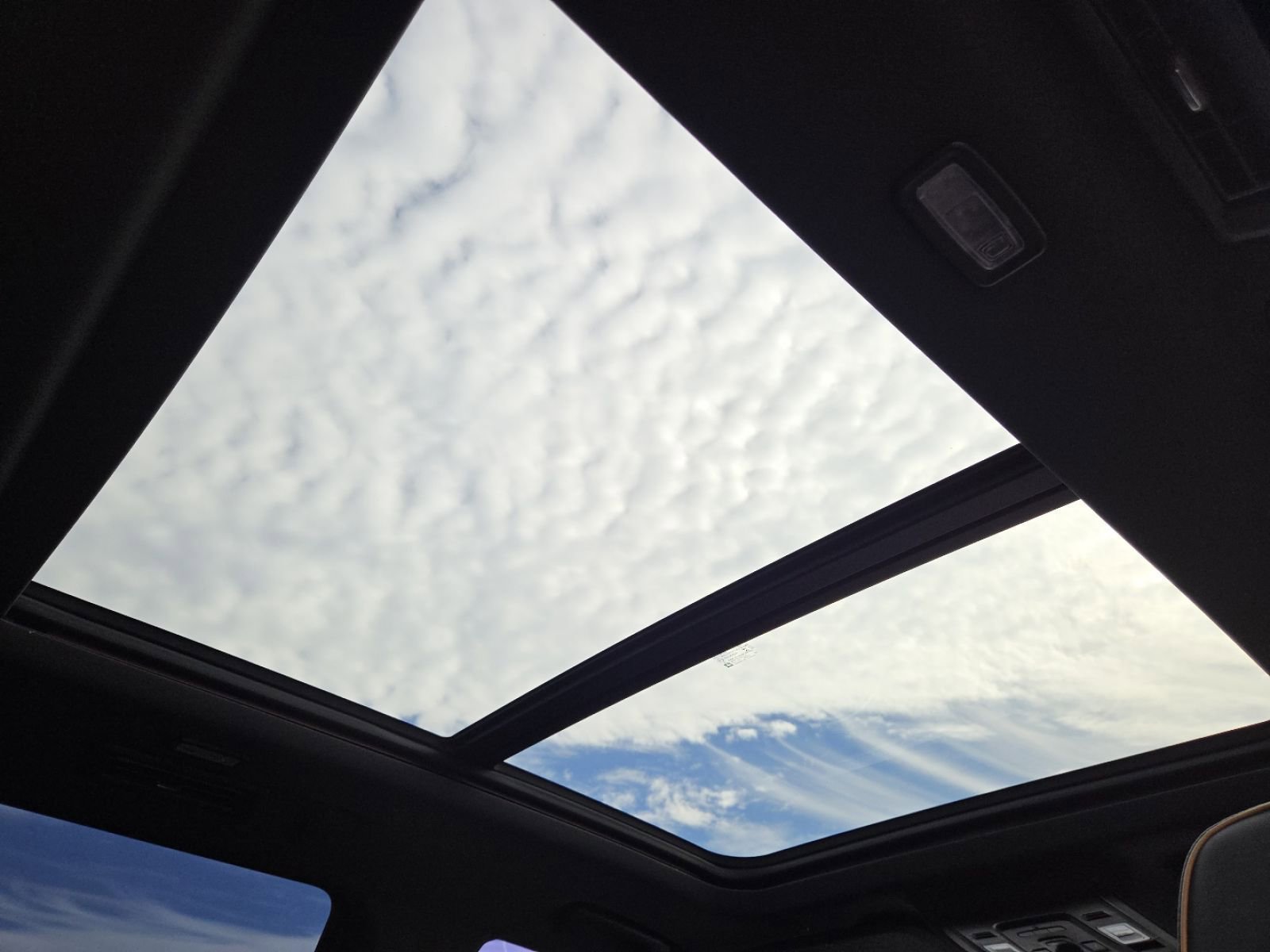 Used 2021 GMC Yukon AT4 w/ Technology Package image 3