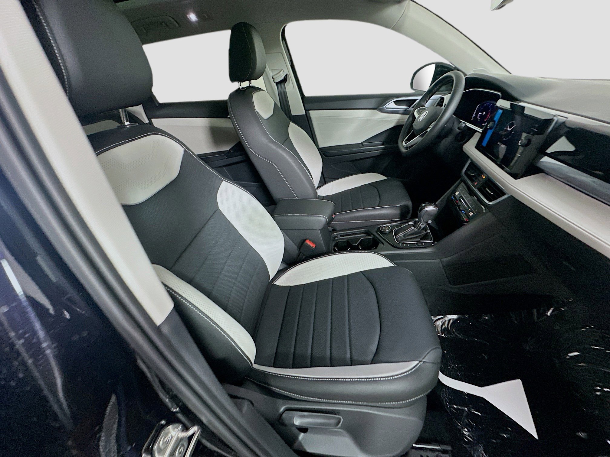 Certified 2025 Volkswagen Taos SEL image 21