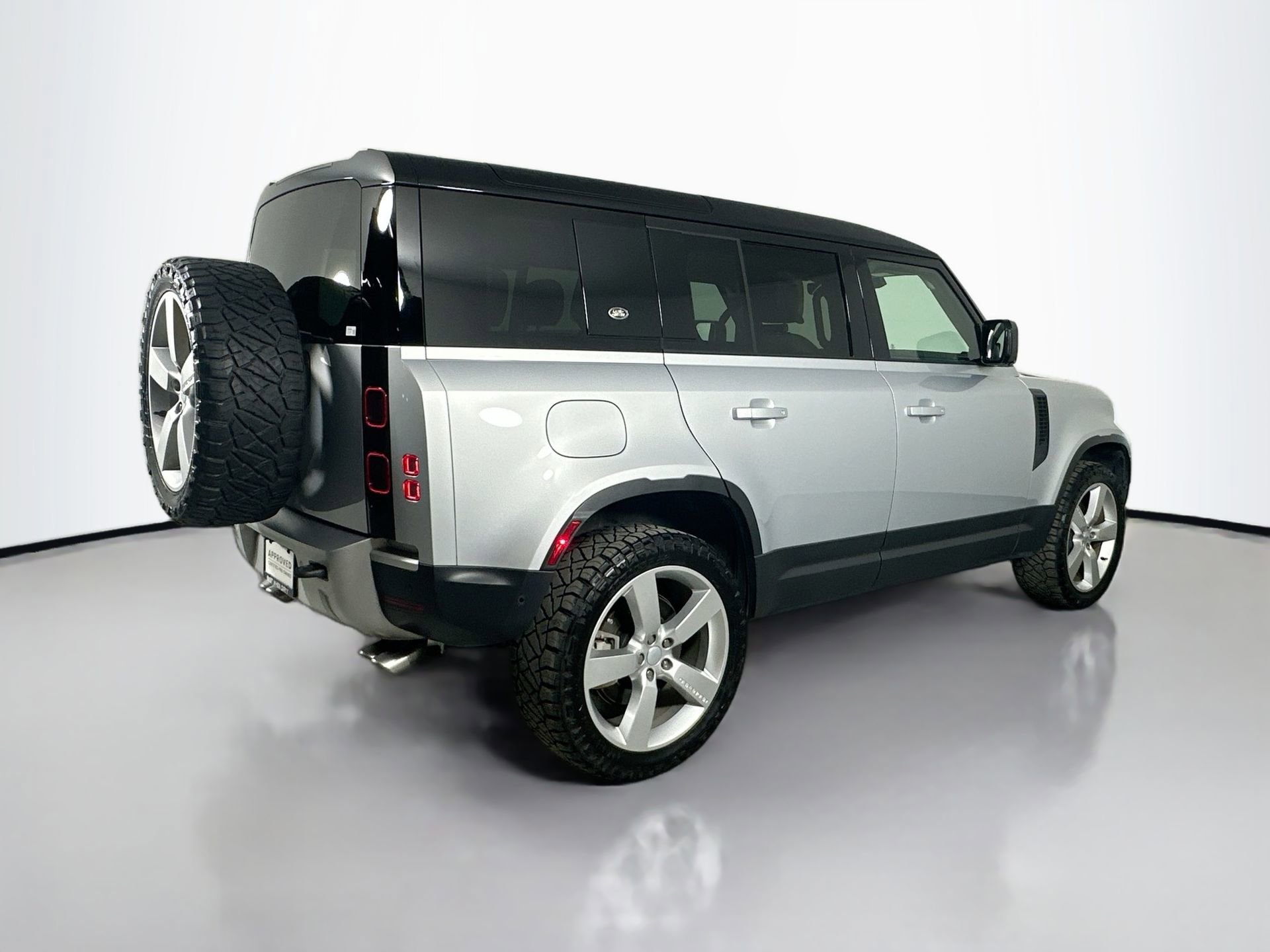 Used 2024 Land Rover Defender 110 SE image 5