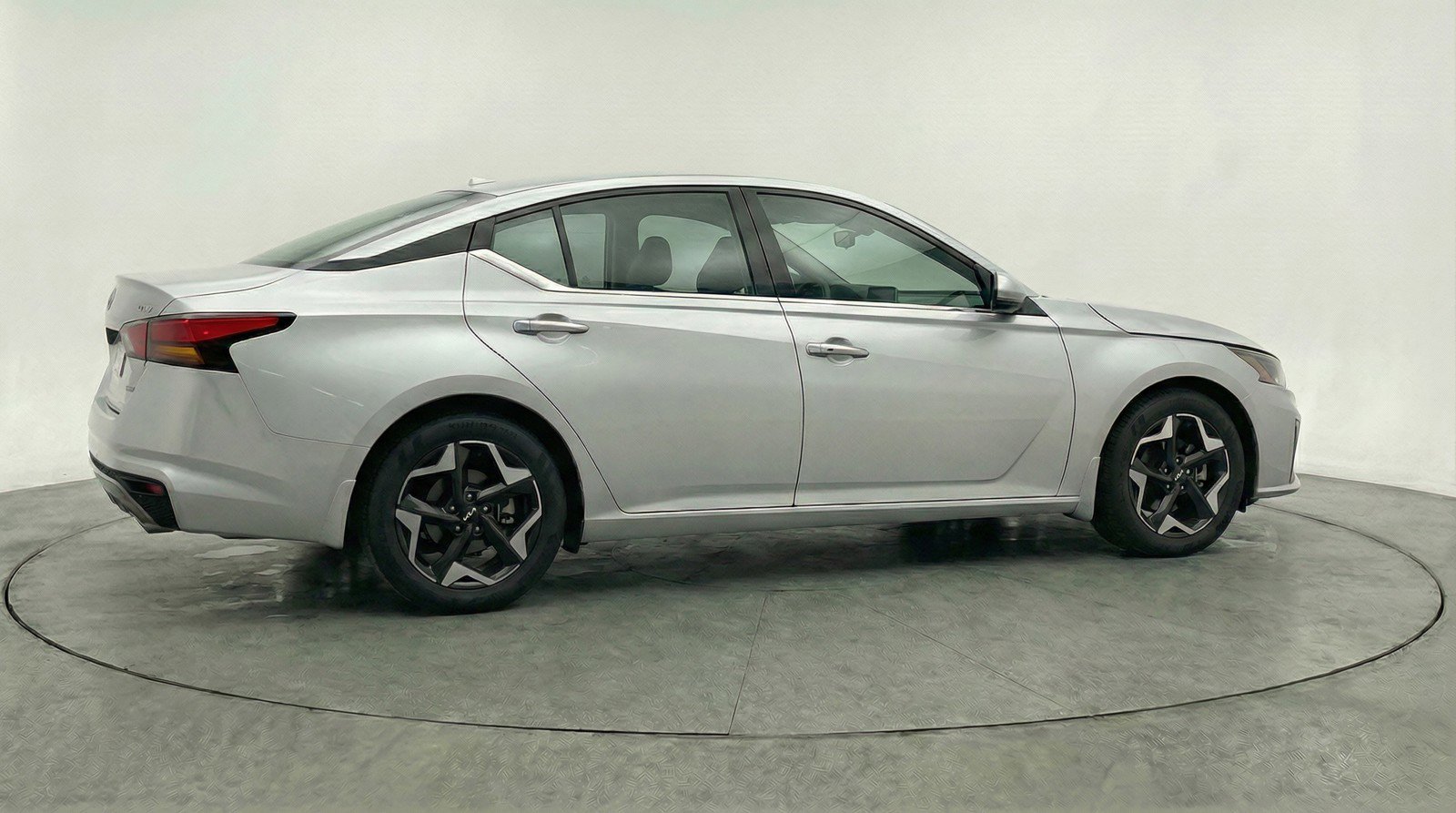Used 2025 Nissan Altima 2.5 SV image 9