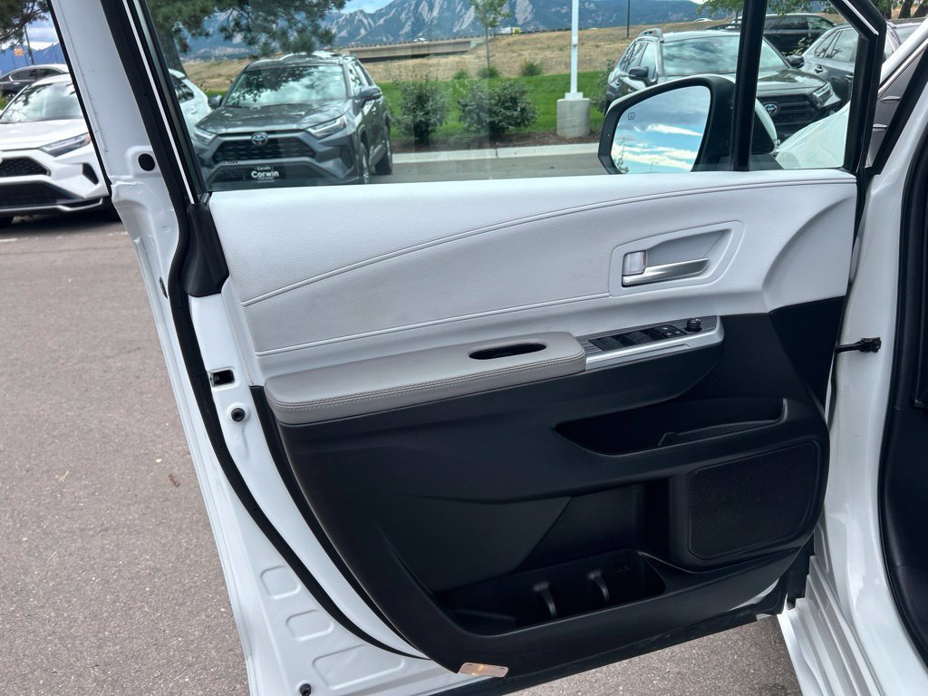 Used 2025 Toyota Sienna XLE AWD/4WD image 22
