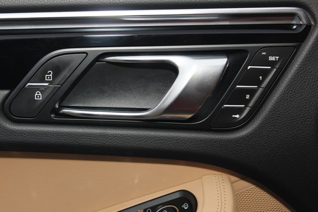 Certified 2025 Porsche Macan AWD/4WD image 23