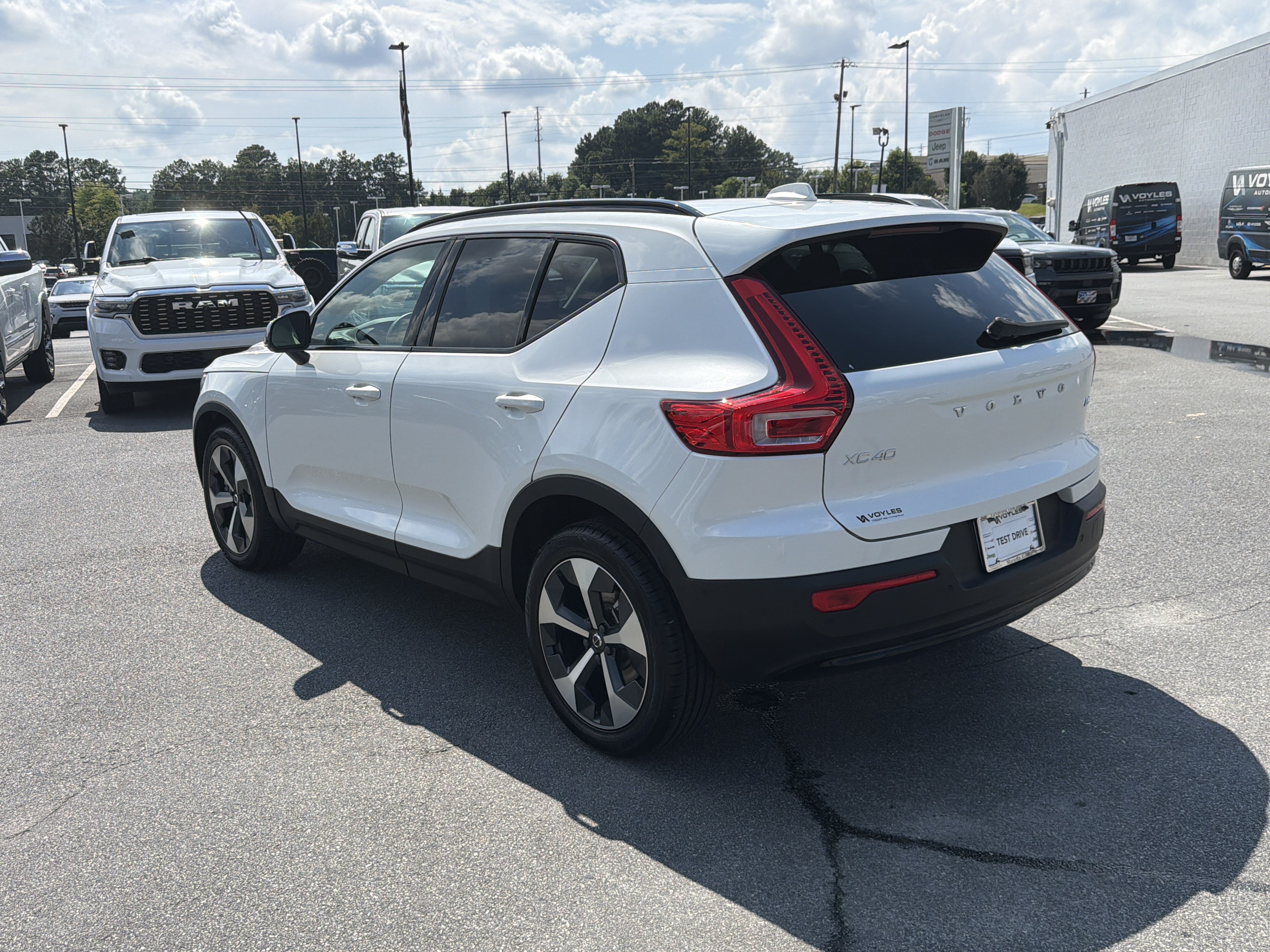 Used 2023 Volvo XC40 B4 Ultimate FWD image 6