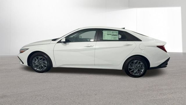Used 2025 Hyundai Elantra Hybrid FWD image 5