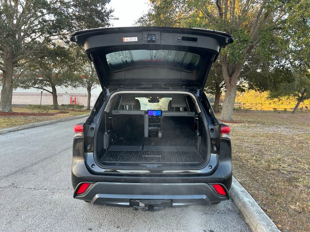 Certified 2025 Toyota Highlander Limited image 10