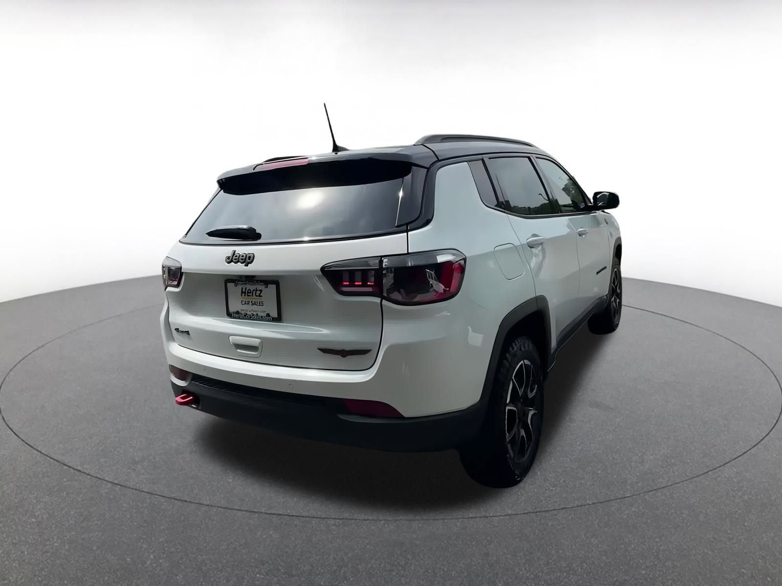 Used 2025 Jeep Compass Trailhawk image 14