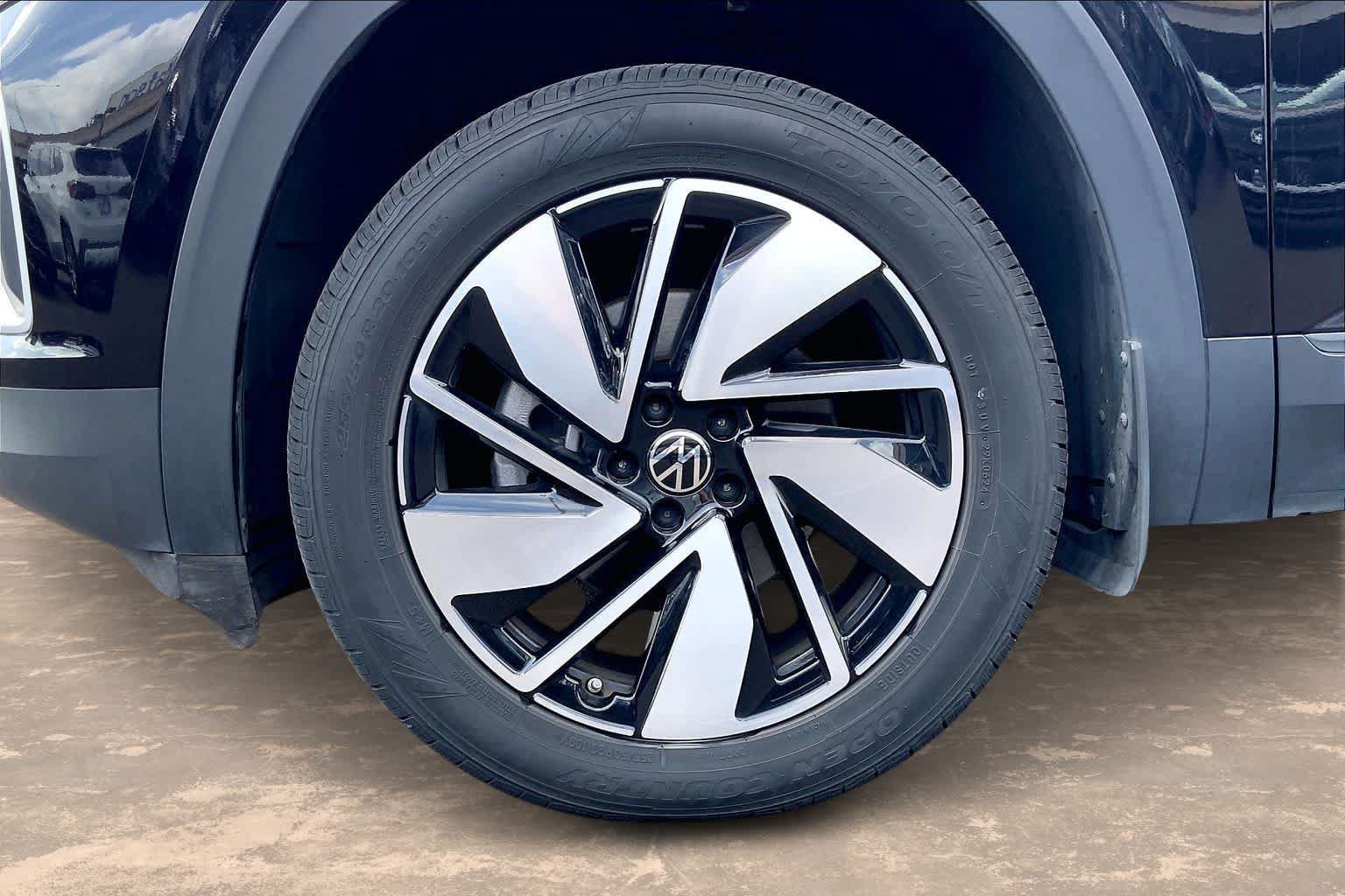 Used 2024 Volkswagen Atlas SE w/ Panoramic Sunroof Package FWD image 8