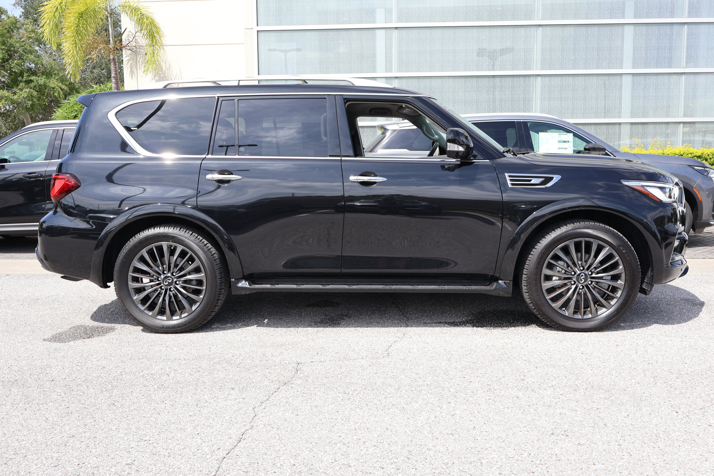 Used 2023 INFINITI QX80 Premium Select w/ Cargo Package AWD/4WD image 11