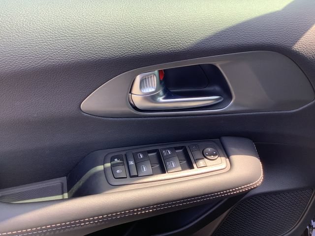 Used 2025 Chrysler Voyager LX FWD image 10