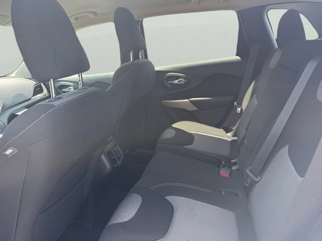 Used 2018 Jeep Cherokee Latitude FWD image 10