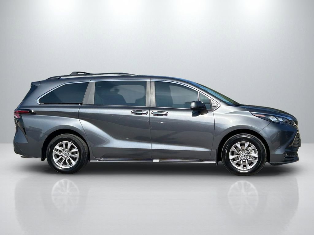 Used 2025 Toyota Sienna XLE image 4