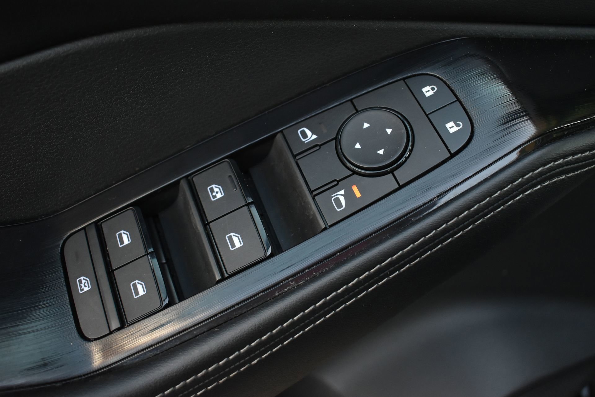 Used 2025 Nissan Rogue SV AWD/4WD image 13