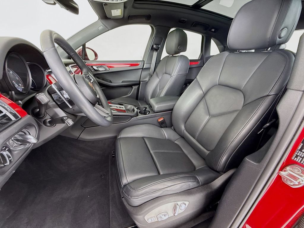 Certified 2025 Porsche Macan AWD/4WD image 5