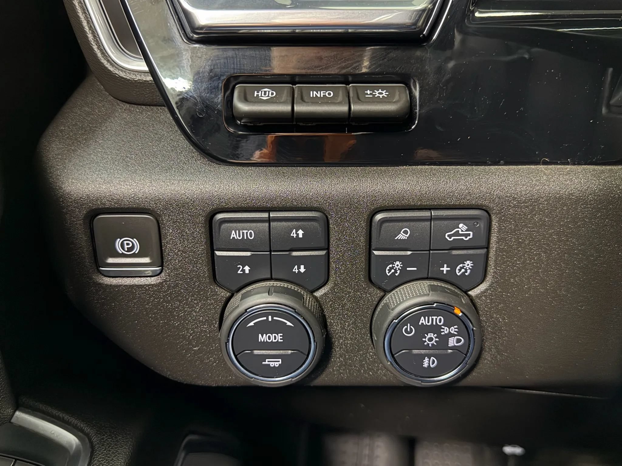 Used 2024 Chevrolet Silverado 1500 High Country w/ High Country Premium Package AWD/4WD image 34