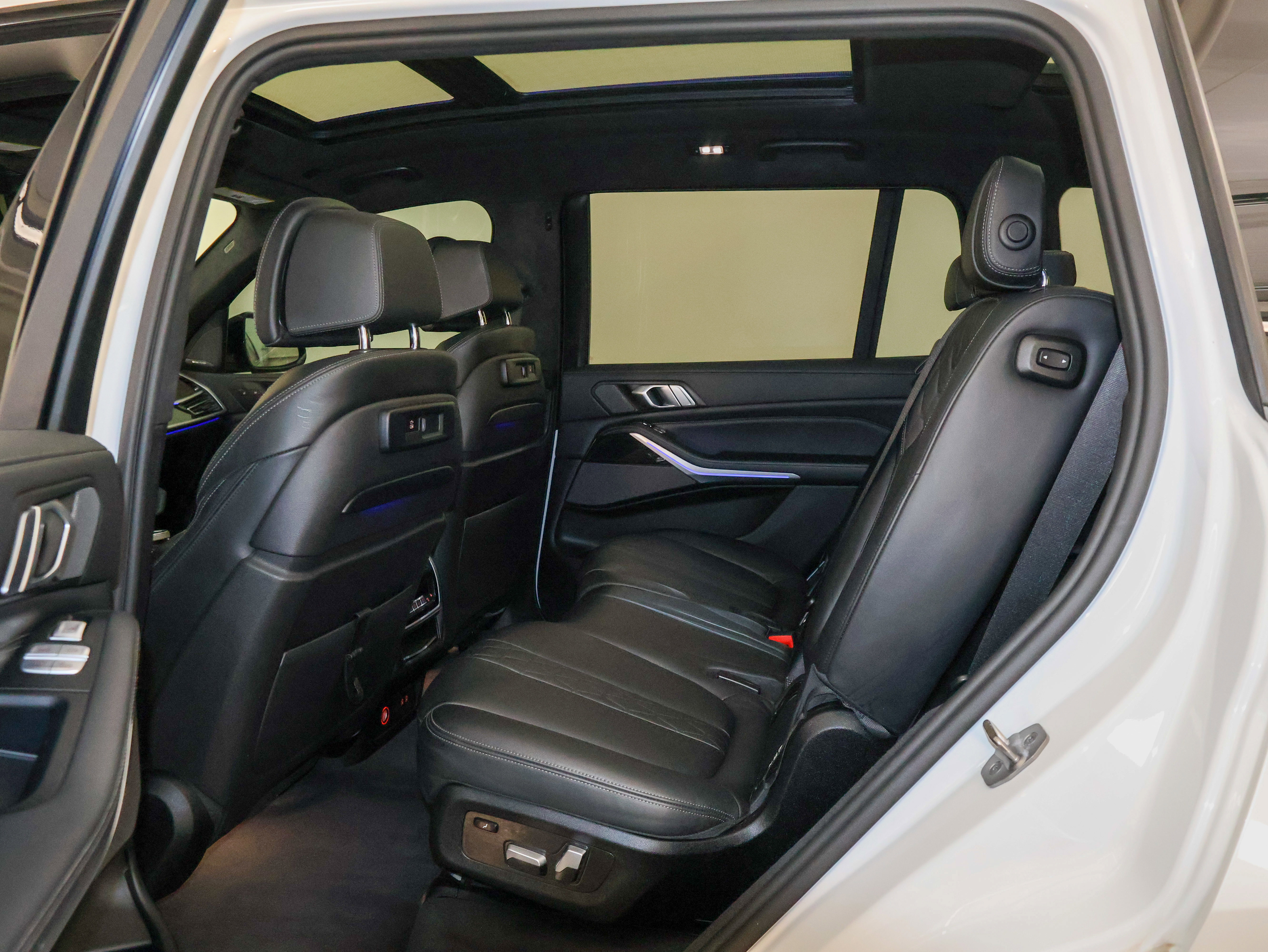 Used 2021 BMW X7 M50i image 29