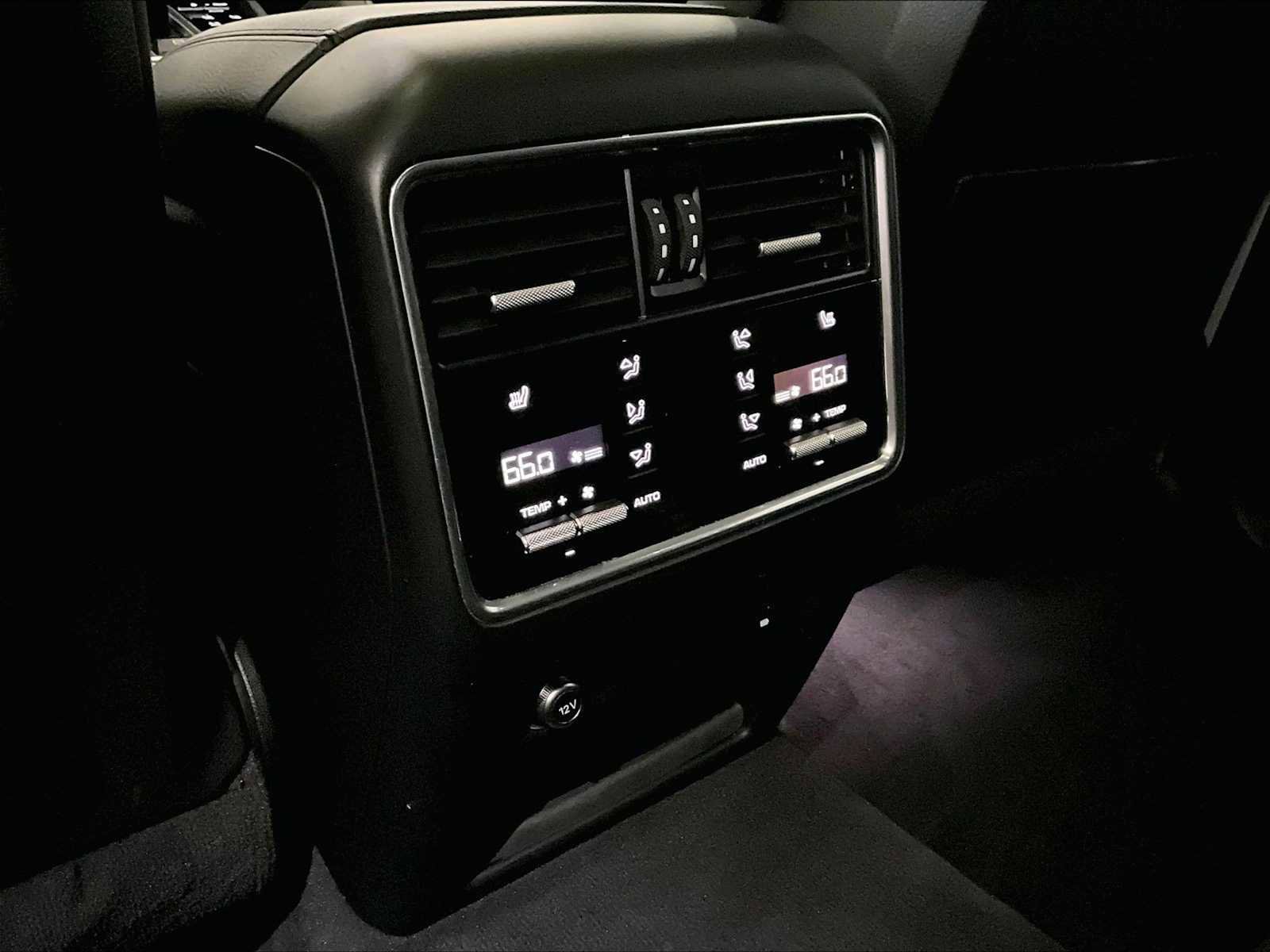 Used 2023 Porsche Cayenne Platinum Edition image 29