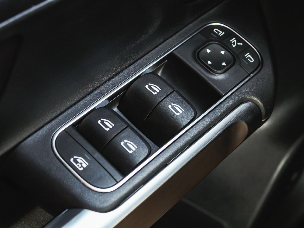 Used 2025 Mercedes-Benz GLB 250 4MATIC image 9